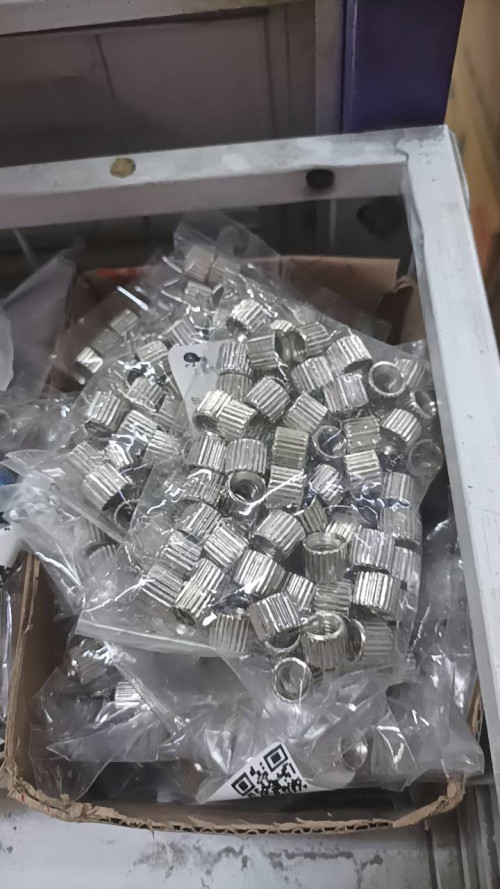 ปุ่มรับชั้น ตัวเมีย